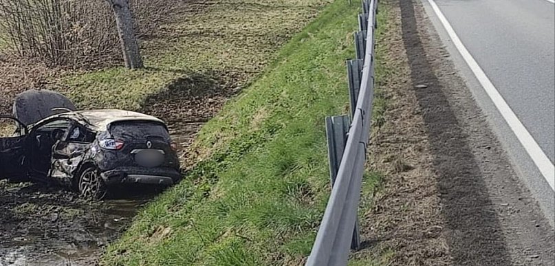 Samochód w rowie na trasie Morąg–Małdyty. Dwie osoby w szpitalu