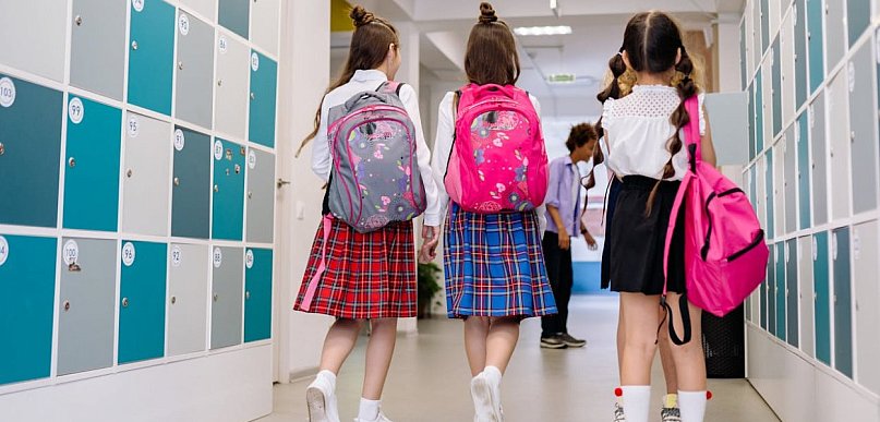 Jak dobrać gabloty informacyjne i szafy metalowe do szkół? Przewodnik po bezpieczn