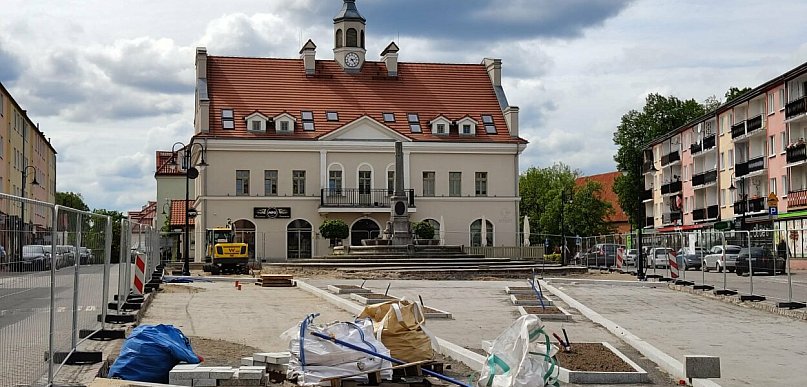 Ostróda: Plac Tysiąclecia zmienia swoje oblicze. Widać już pierwsze efekty
