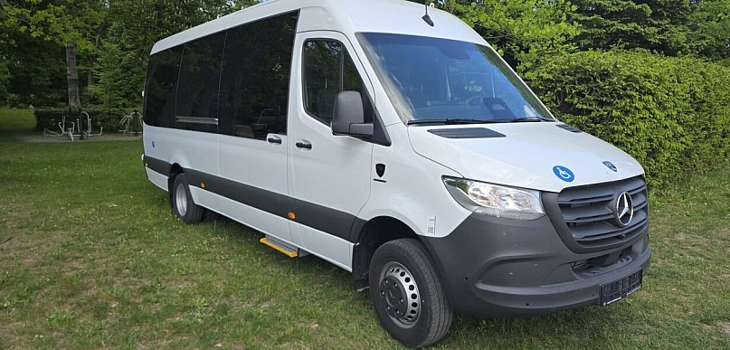 Pow. Ostródzki: Nowy autobus dla osób z gorszą mobilnością dla SOSW w Szymanowie