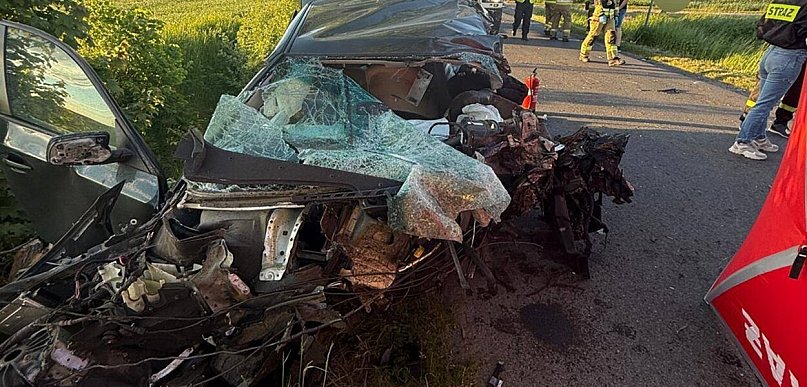 Bartoszyce: Tragiczny wypadek. BMW uderzyło w drzewo - nie żyje 21-letni kierowca