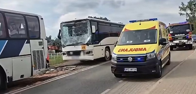 Zderzenie dwóch autokarów z dziećmi pod Kętrzynem. Jedna osoba trafiła do szpitala