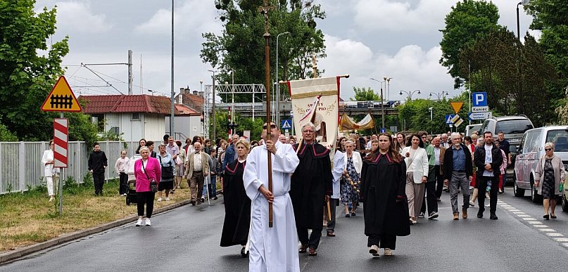 Ostróda: Tłumy wiernych na procesjach Bożego Ciała w Ostródzie