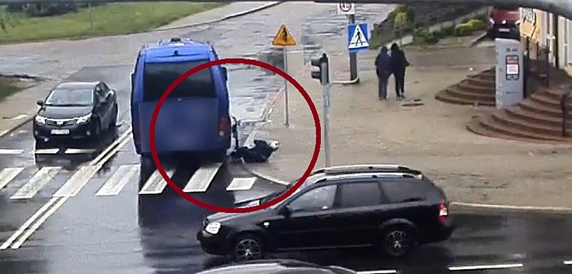 Olsztyn: 17-latek hulajnogą wjechał w busa na przejściu dla pieszych