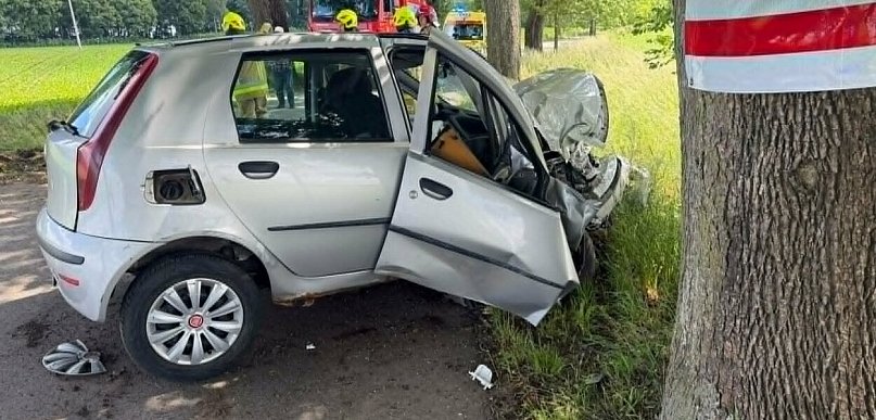 Gm. Ostróda: Kierujący Fiatem uderzył w drzewo. Droga była zablokowana
