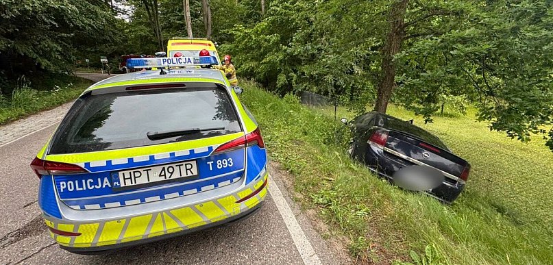 Gm. Łukta: Chwila nieuwagi zakończyła się w rowie. Senior rozbił auto pod Taborzem