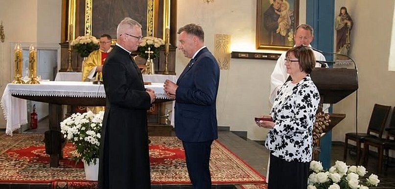 Ks. Proboszcz Andrzej Zdziarski z Florczaków w gm. Łukta odznaczony przez Prezyden