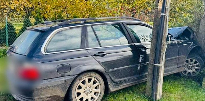 19-latek w BMW uderzył w ogrodzenie posesji i słup w Brzydowie! - 103854