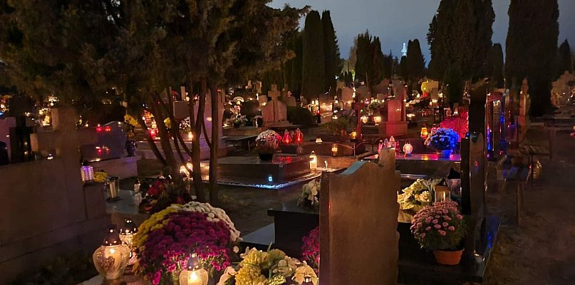 Dziś Wszystkich Świętych. O której msze na cmentarzach w Ostródzie, Morągu i - 104351