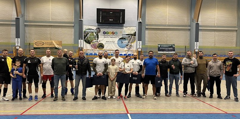 Policjanci przed Leśnikami i Ratownikami Medycznym w turnieju siatkówki - 104582