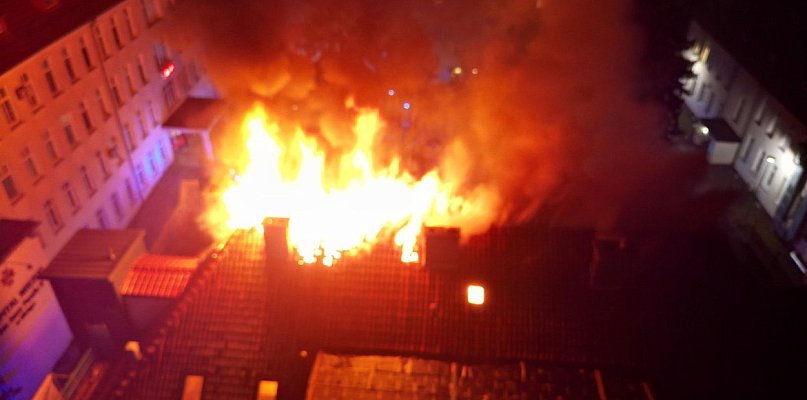 Elbląg: Nocny pożar dachu w budynku Szpitala Miejskiego! - 105171