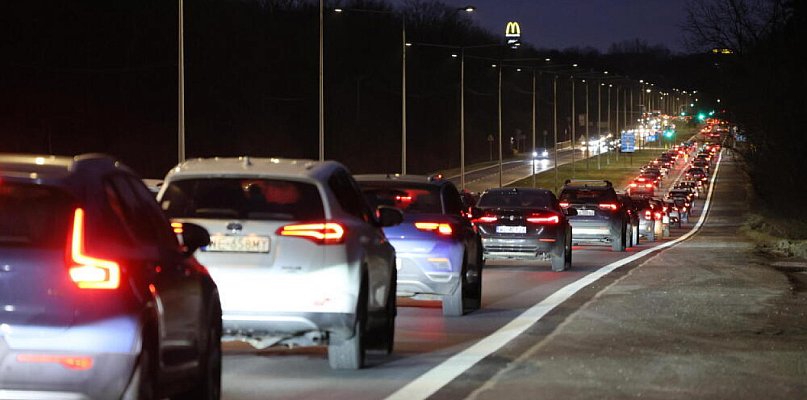 Na S7 w kierunku Warszawy samochody powoli jadą, policjanci monitorują sytuację - 106249