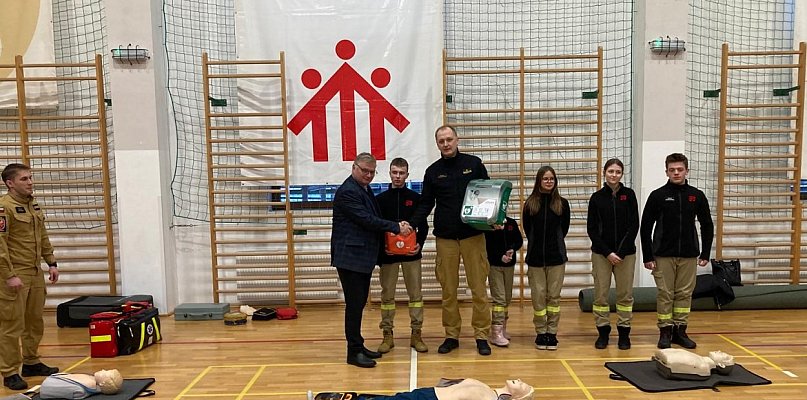 Ostróda: Strażacy przekazali nowy defibrylator Zespołowi Szkół Salezjańskich