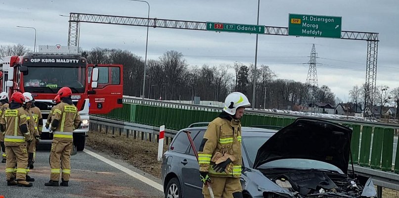 Volvo uderzyło w bariery na S7 w okolicach miejscowowści Sople koło Małdyt