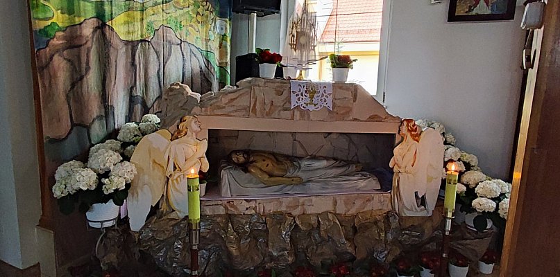 W Wielką Sobotę nie ma mszy; Wigilia Paschalna należy do Niedzieli Zmartwychwstani