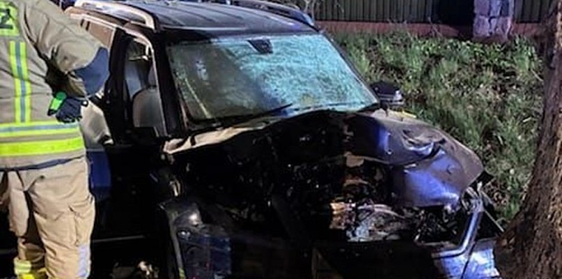 Kożuchy Wielkie: Mercedes uderzył w drzewo - nie żyje 65-letni kierowca
