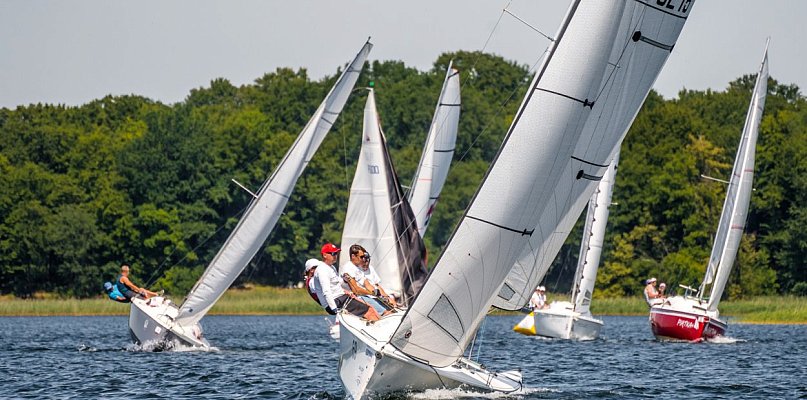 Żeglarskie emocje wracają na Narie. Mazurska Liga Żeglarska startuje już w maju!