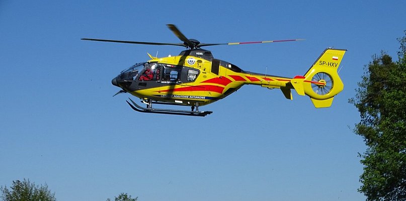 Olsztynek: Nastolatek potrącony przez pociąg. Na miejscu lądował LPR
