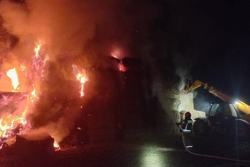 Nocne pożary balotów w gminie Małdyty