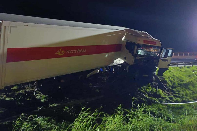 Ciężarówka wypadła z drogi i przebiła bariery na S7