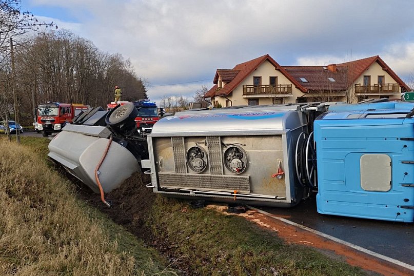 Zablokowana DK 16 - przewróciła się cysterna z paliwem!