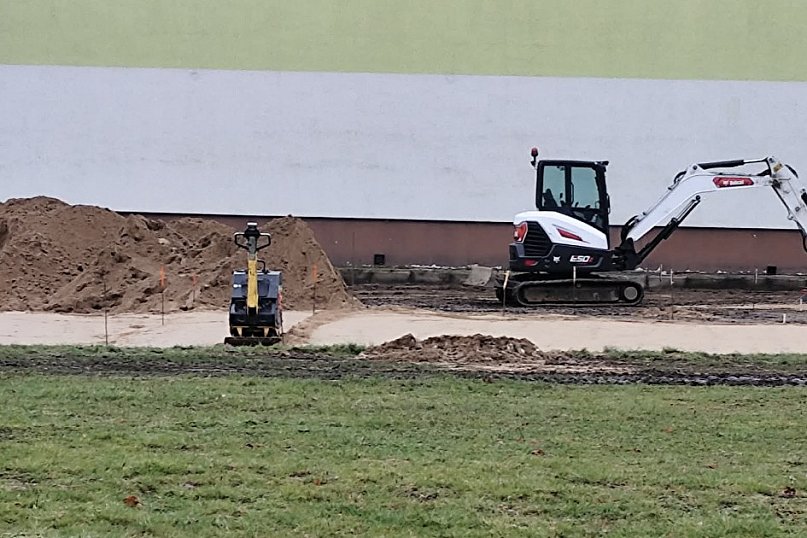 Postępują prace przy budowie skateparku
