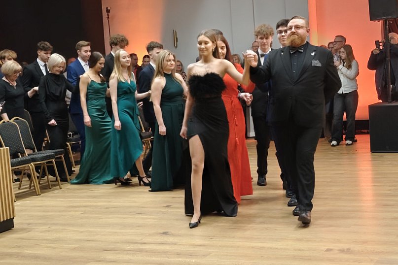 Polonezy uczniów LO. im. Bażyńskiego w Ostródzie