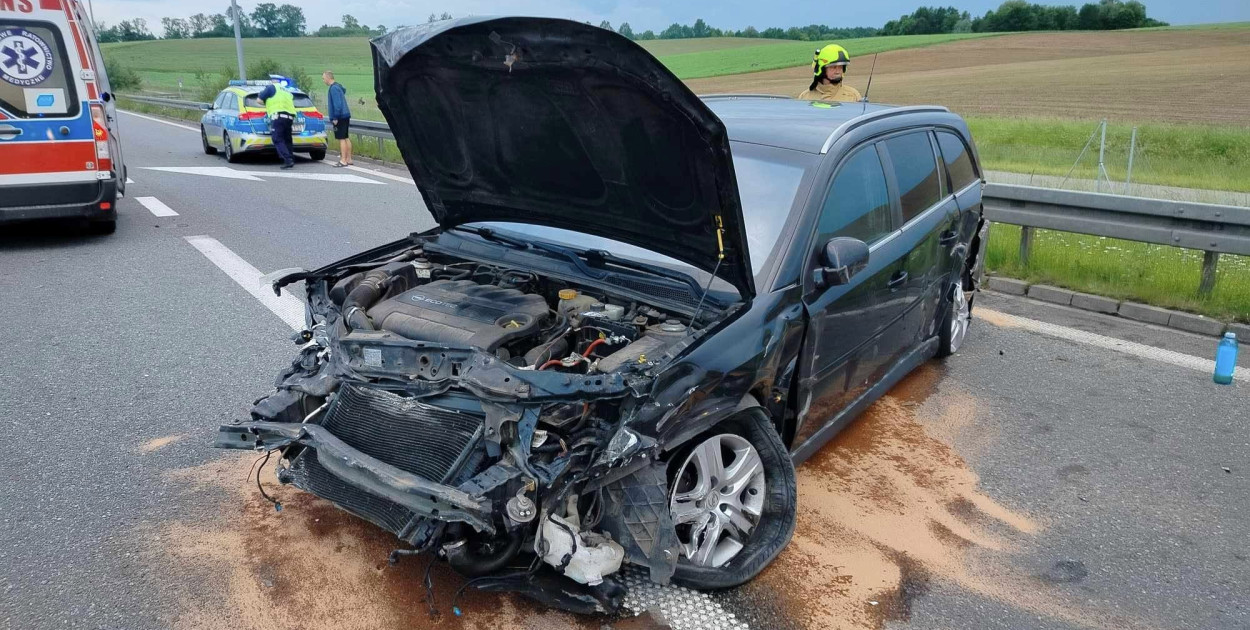 Opel wyjeżdżajacy z MOP Sople na S7 zderzył się z ciężarówką! 1 osoba ranna