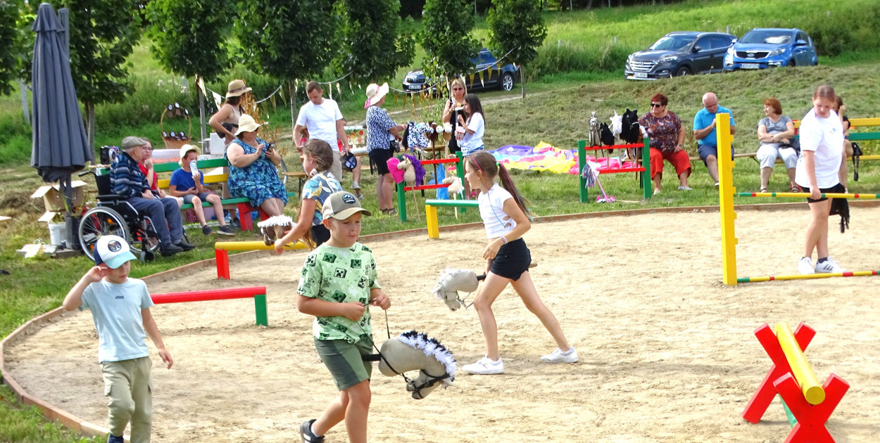 Parkour dla hobby horse w Lichtajnach w gm. Ostróda oficjalnie otwarty!