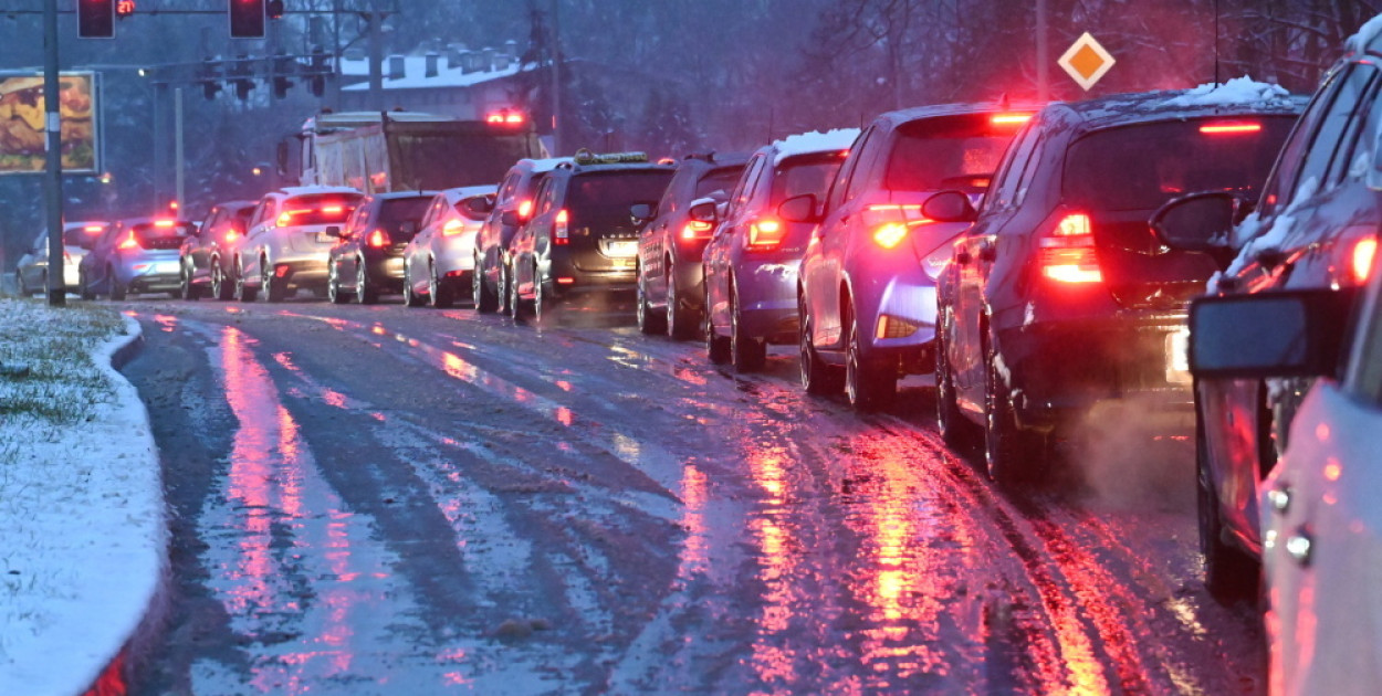 IMGW ostrzega: marznące opady deszczu powodujące gołoledź w dziewięciu województwa