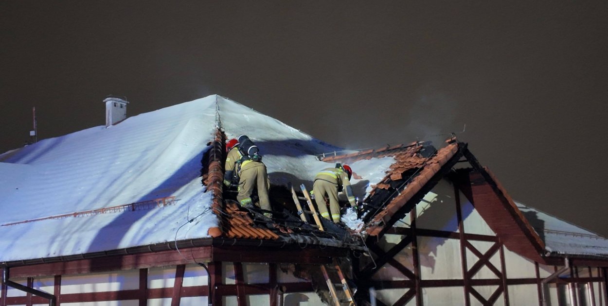 Ostróda: Pożar budynku przy plaży miejskiej. Szybka akcja strażaków