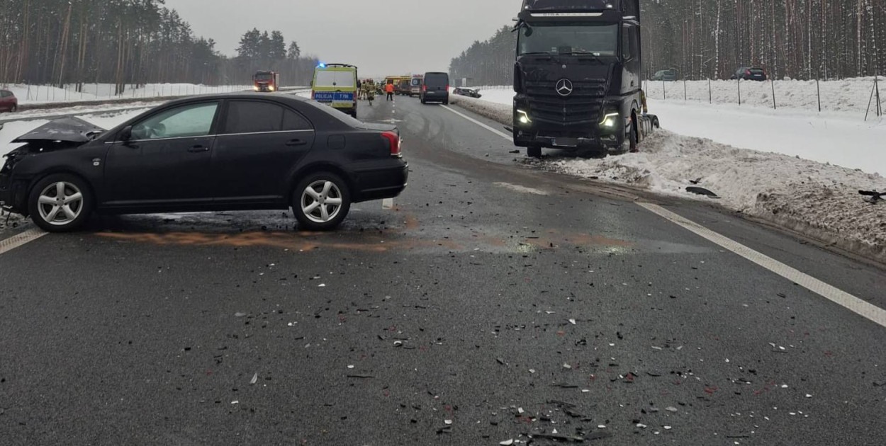 Ślisko na drogach; kolizje w okolicach Olsztyna i Elbląga