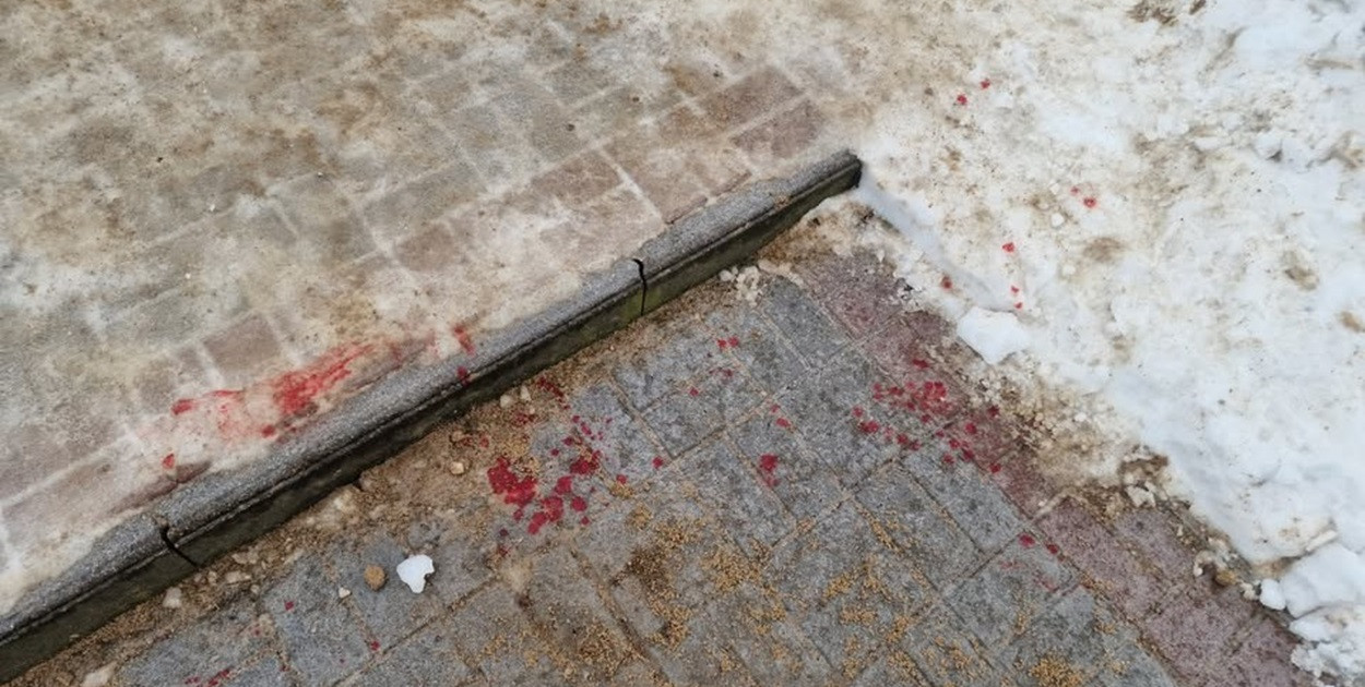 Dramat na chodniku w Ostródzie! Dwa upadki - potłuczenia, uraz głowy, utrata przyt