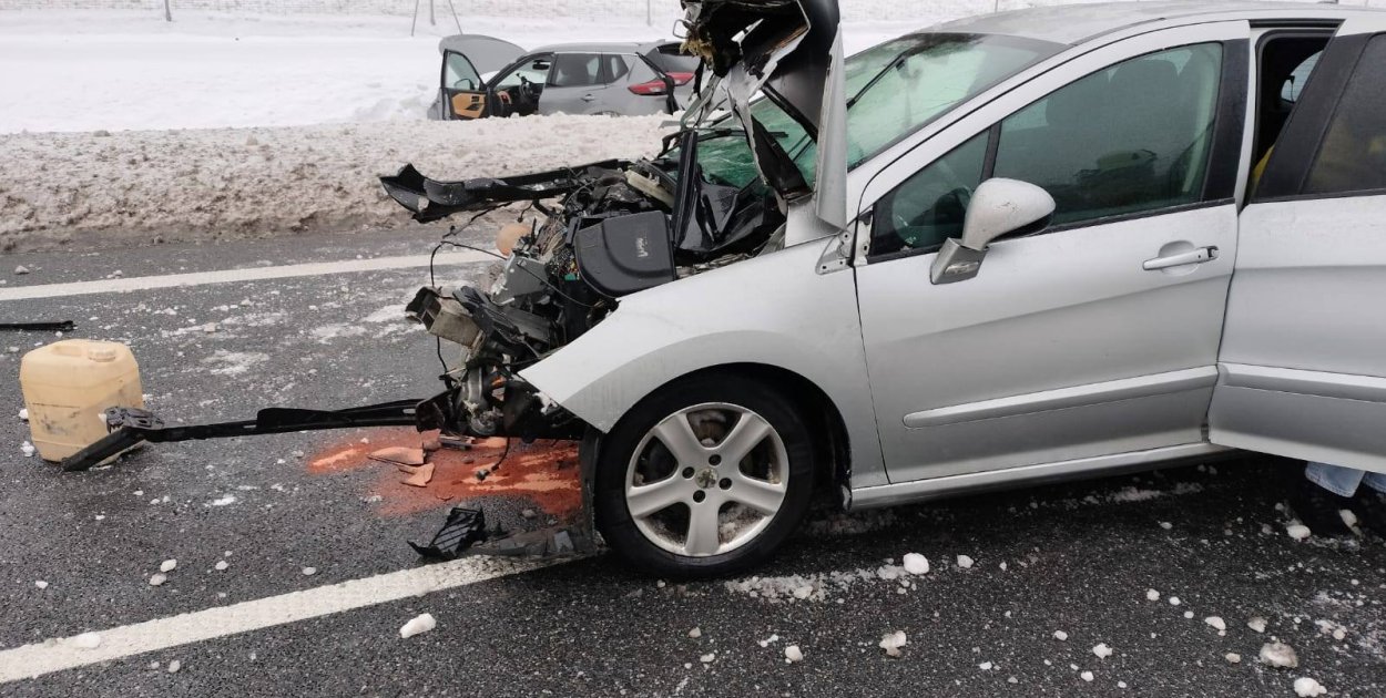 Gołoledź na trasie S51! Zderzenie czterech samochodów osobowych i ciężarowego