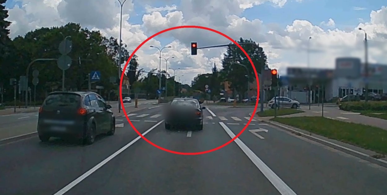 Olsztyn: 21-latka w BMW z impetem przejechała skrzyżowanie na czerwonym świetle