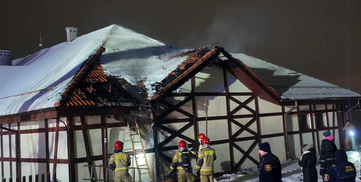 Ostróda: Fajerwerki przyczyną pożaru budynku na plaży miejskiej