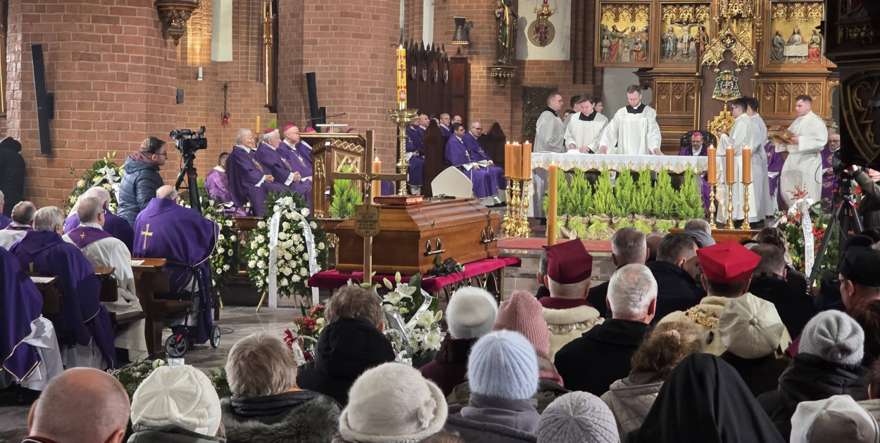 Biskup Julian Wojtkowski został pochowany w Bazylice św. Jakuba w Olsztynie