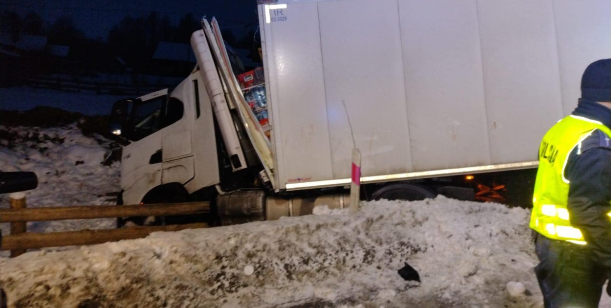 DW 610: Ciężarówka uderzyła w drzewo, jedna osoba uwięziona pod naczepą