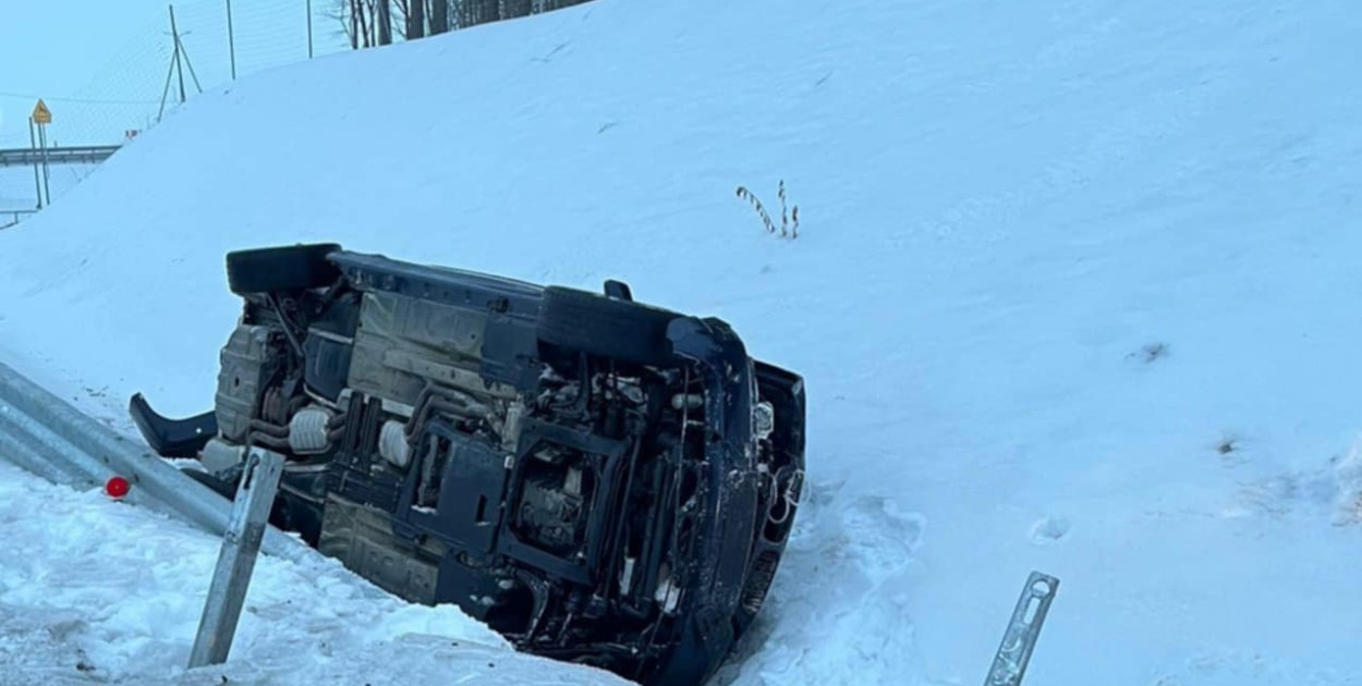 Wirwajdy: Samochód uderzył w bariery na rondzie przy S5 i wypadł z drogi!