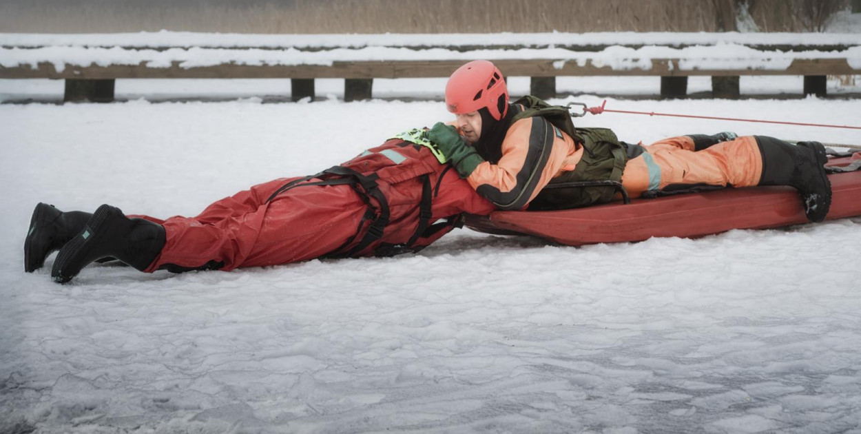 Wspólne szkolenie na lodzie terytorialsów i strażaków z Morąga