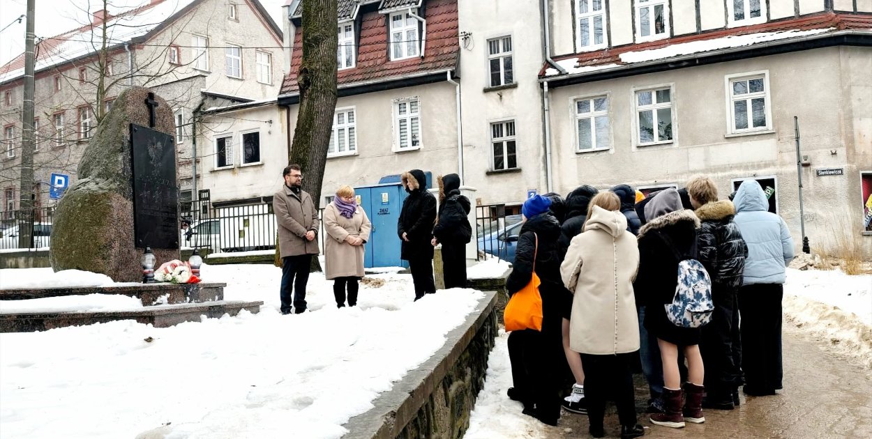 Ostróda: Uroczyście i z refleksją. SP1 świętowała Dzień Pamięci Żołnierzy AK