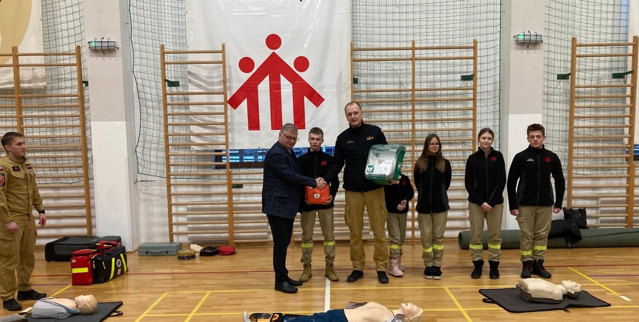 Ostróda: Strażacy przekazali nowy defibrylator Zespołowi Szkół Salezjańskich