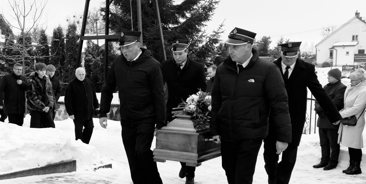 Strażacka asysta i tłumy mieszkańców. Ostatnie pożegnanie druha Jana Erdmanna