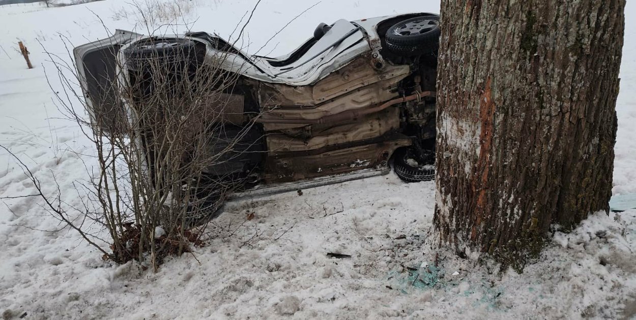 Gm. Łukta: Auto uderzyło w drzewo, dwie osoby trafiły do szpitala