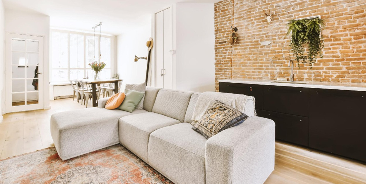 Cegła w kuchni otwartej na salon – jak połączyć przestrzeń
