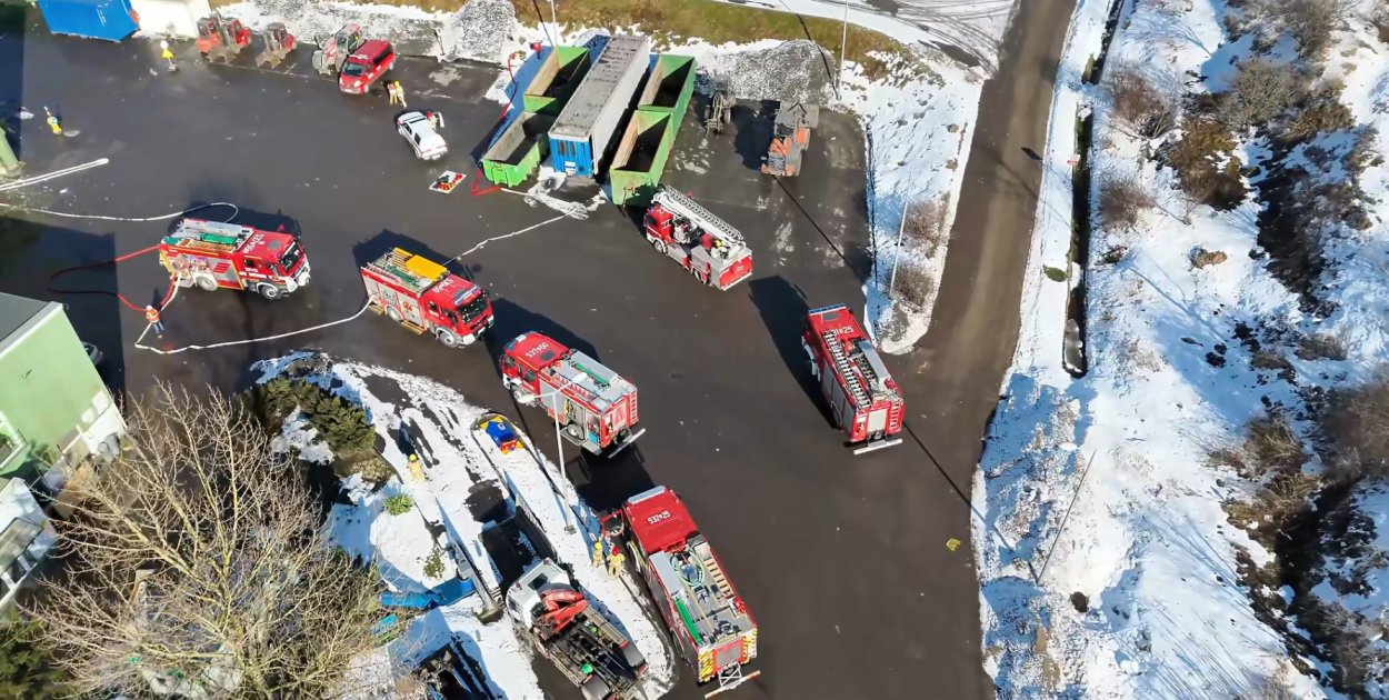 Ćwiczenia strażaków w zakładzie w Rudnie. Symulowano sabotaż, pożar i ewakuację