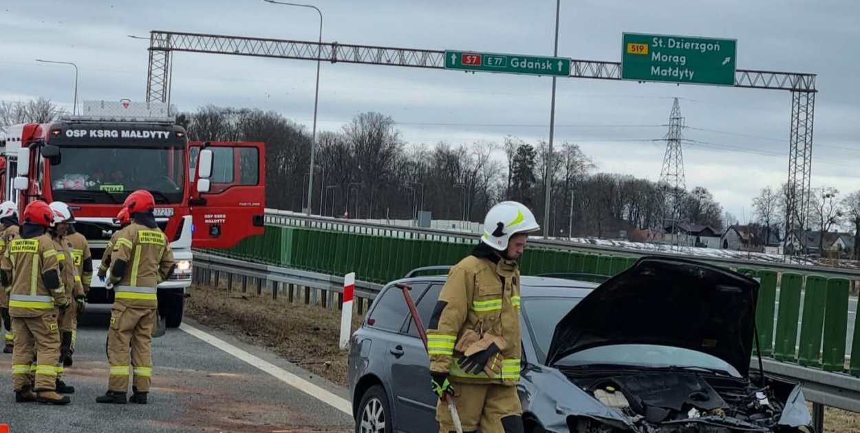 Volvo uderzyło w bariery na S7 w okolicach miejscowowści Sople koło Małdyt