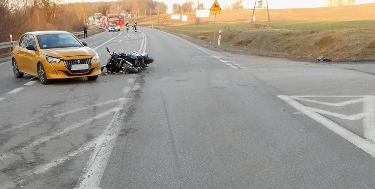 Zderzenie peugeota z motocyklem na krajowej 16-stce. 2 osoby w szpitalu