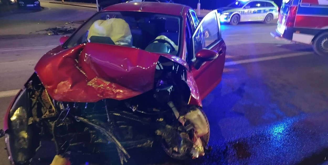 Poważne zderzenie dwóch aut w Małdytach. W jednym z nich małe dzieci...