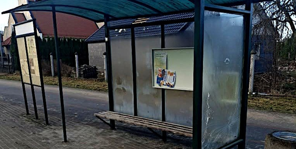 Iława: 11 i 14-latek niszczyli przystanek autobusowy bo zdenerwowali się na